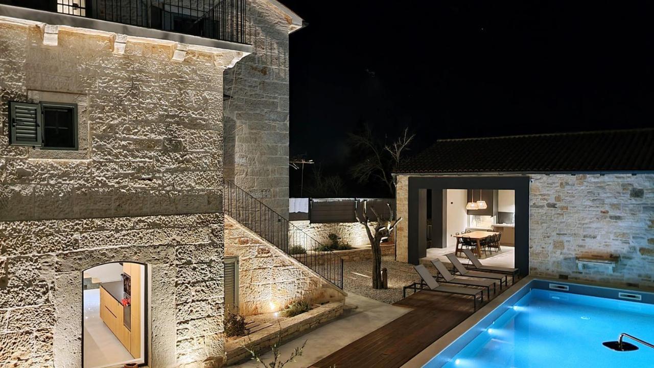 !!New 2023!! Villa Qualia - Heated Pool, 4 Bedrooms, Modern Interior Srbinjak 外观 照片